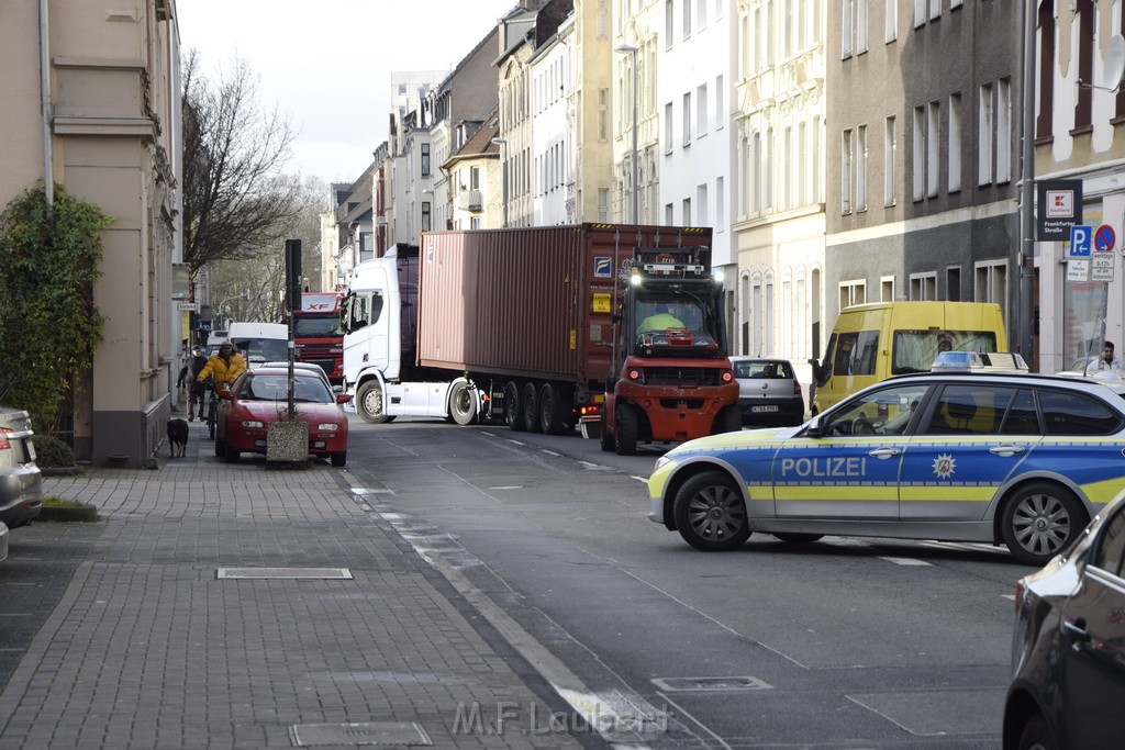 LKW gegen Bruecke wegen Rettungsgasse Koeln Muelheim P69.JPG - Miklos Laubert